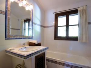 Kúpeľňa v ubytovaní Holiday Home in Casares with Pool & Sea Views
