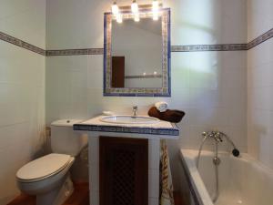 Kúpeľňa v ubytovaní Holiday Home in Casares with Pool & Sea Views