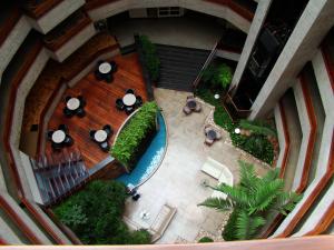 an overhead view of a restaurant with tables and chairs at Hotel Beira Rio in Itumbiara