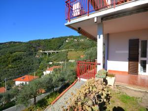 balkon domu z górą w tle w obiekcie Villa in Moneglia near the Sea and Hillside w mieście Moneglia