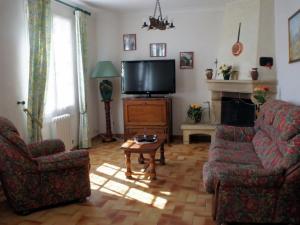 Гостиная зона в Bungalow with pool ideally located in Provence