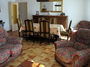 Coin salon dans l'établissement Bungalow with pool ideally located in Provence