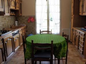 Cuisine ou kitchenette dans l'établissement Bungalow with pool ideally located in Provence