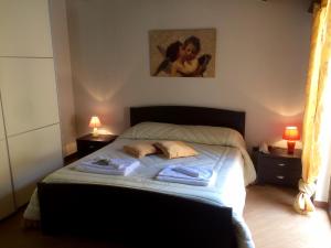 1 dormitorio con 1 cama con toallas en Casa Longo, en Castellammare del Golfo