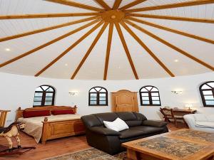 - une chambre avec un lit et un canapé dans l'établissement Cosy Holiday Home in Strotzb sch with Sauna, à Strotzbüsch