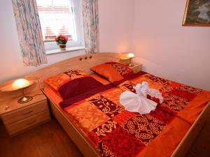 una camera da letto con un grande letto con due vestiti sopra di Holiday home near the ski slope a Stadlern