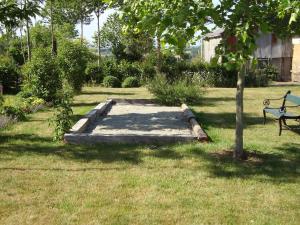 einen Garten mit einem Tisch und einer Bank im Gras in der Unterkunft Rustic holiday home with garden in Normandy in Gouvets