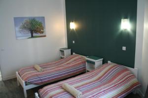 Un pat sau paturi într-o cameră la Gîte La Lexovienne Lisieux Centre