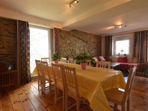 uma sala de jantar com mesa e cadeiras em Beautiful Holiday Home in Heppenbach with Garden em Amblève