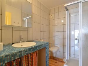 Uma casa de banho em Holiday Home in Heppenbach with Garden