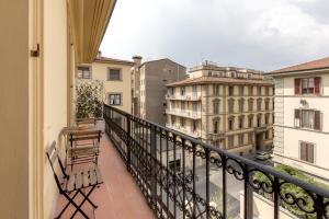 balcone con sedia e vista sugli edifici di Apollo Guest House a Firenze