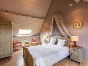 een slaapkamer met een bed en 2 stoelen en een raam bij Delightful cottage surrounded by nature in Warneton
