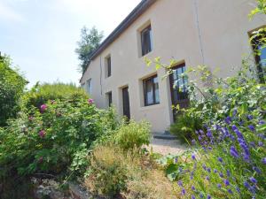 ChassepierreにあるModern Farmhouse in Chassepierre with Terraceの花の咲く建物の前の庭