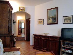 a living room with a flat screen tv and a tv stand at Belvilla by OYO Casa Gioia in Chiusdino