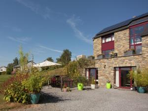 una casa de ladrillo con macetas delante de ella en Cozy Apartment in Stoumont with Private Terrace, en Stoumont