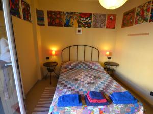 1 dormitorio con 1 cama con sábanas azules y 2 mesas en Belvilla by OYO An apartment near the sea, en Finale Ligure