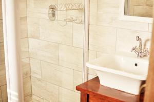 een badkamer met wastafel en douche bij Stel26 in Bloemfontein
