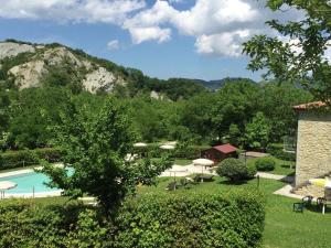 een resort met een zwembad en een berg bij Belvilla by OYO Orzo in Apecchio