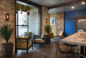 Area tempat duduk di Breakers Resort Hotel