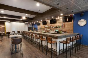Area lounge atau bar di Breakers Resort Hotel