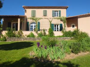 una casa con un jardín delante de ella en superb house with private swimming pool en Saumane-de-Vaucluse