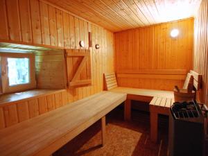 ウェームにあるCosy Holiday Home in Sourbrodt with Saunaの木製サウナ(ベンチ2台、窓付)