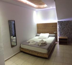 En eller flere senge i et værelse på Villa Livadaros