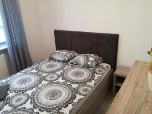 ビャウィストクにあるNordic Apartamenty Suraskaのベッド(黒いヘッドボードと枕付)