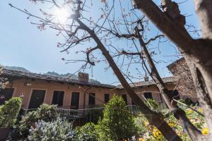 an old building with the sun in the background at Locanda La Posta in Cavour