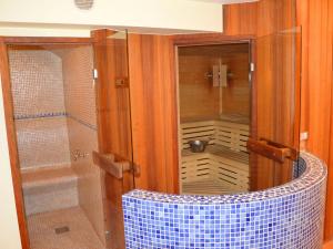 La salle de bains est pourvue d'une douche à l'italienne et d'une cabine de douche en verre. dans l'établissement Charming stone house in Robertville, à Waimes