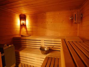 - un sauna avec une poubelle et un seau dans l'établissement Charming stone house in Robertville, à Waimes