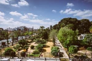 Blick auf einen Park in einer Stadt mit Bäumen in der Unterkunft Basic Hotel Doña Manuela in Sevilla
