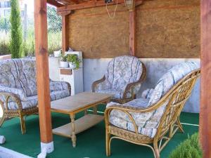 un grupo de sillas y una mesa en un porche en Guest House Evin Rai en Byala