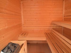 una sauna in legno con panchina di Holiday home in Ondenval with sauna Hautes Fagnes a Waimes