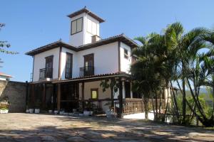 una casa con una torre encima en Pousada Gamarano, en Mariana