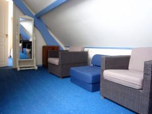 Habitación con sillas, sofá y espejo. en Superb holiday home in Escalles near the sea, en Escalles