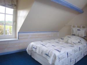1 dormitorio con 1 cama blanca y ventana en Superb holiday home in Escalles near the sea, en Escalles