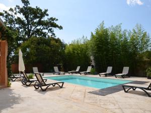 - un groupe de chaises longues et une piscine dans l'établissement Pleasing Villa near the Sea beach Moriani Plage 5 bedrooms 12 persons, à San-Nicolao