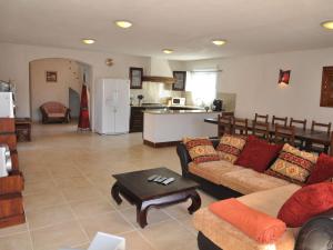 サン・ニコラオにあるPleasing Villa near the Sea beach Moriani Plage 5 bedrooms 12 personsのソファ付きの広いリビングルーム、キッチンが備わります。