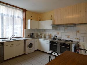 een keuken met een wasmachine, een wastafel en een vaatwasser bij Charming Holiday Home in Coo with Pool in Stavelot