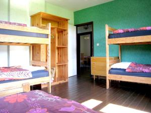 Двухъярусная кровать или двухъярусные кровати в номере Charming Holiday Home in Coo with Pool