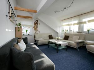 ein Wohnzimmer mit einem Sofa und einem Tisch in der Unterkunft Apartment in Dietmannsried near the forest in Dietmannsried