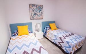 Postel nebo postele na pokoji v ubytování Anju Villas Los delfines Bravo's apartments + 34 fotografií