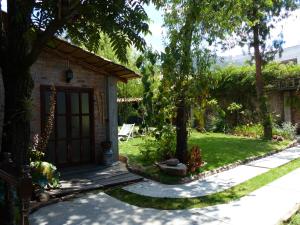 a house with a door in a yard at Casa de Campo Santa Rosa in Cajamarca