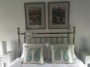 A bed or beds in a room at Drayshed cottage