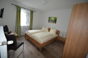 Ein Bett oder Betten in einem Zimmer der Unterkunft Gästehaus Scheer