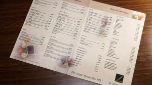 日惹的住宿－de Laxston Hotel Jogja by AZANA，餐桌上的餐厅的菜单