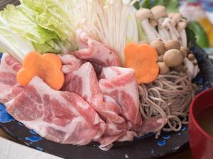 Tokiwaso في مياكونوجو: طبق من الطعام عليه لحم وخضروات