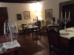 A restaurant or other place to eat at LA FINESTRA SUL BORGO Dimora Storica