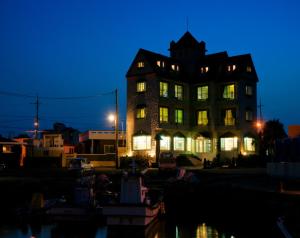 済州市にあるJeju Sea Palace Pensionの夜間の照明付きの大きな建物